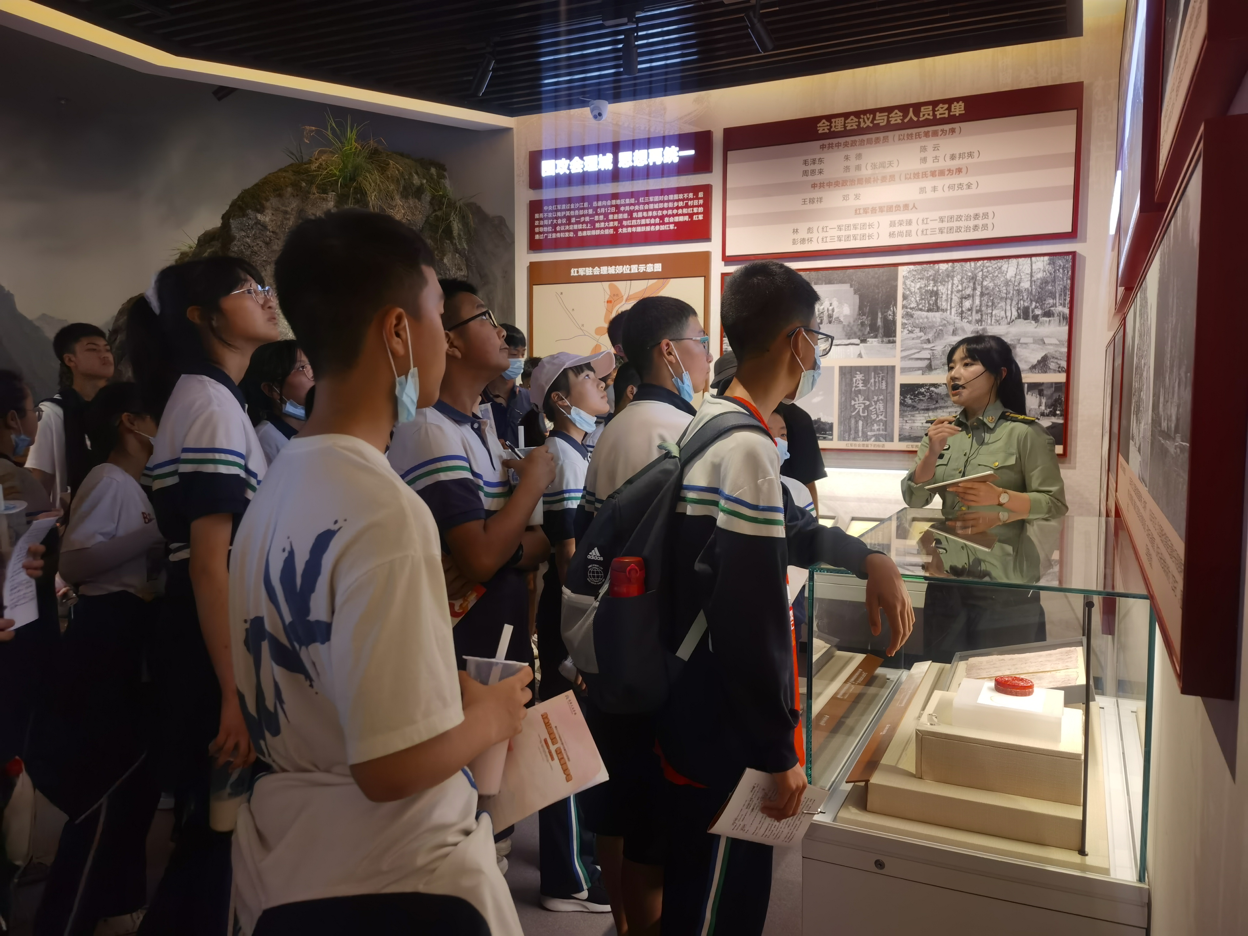 走进档案馆发现新世界——辽宁科技学院师生的实践之旅(图1)