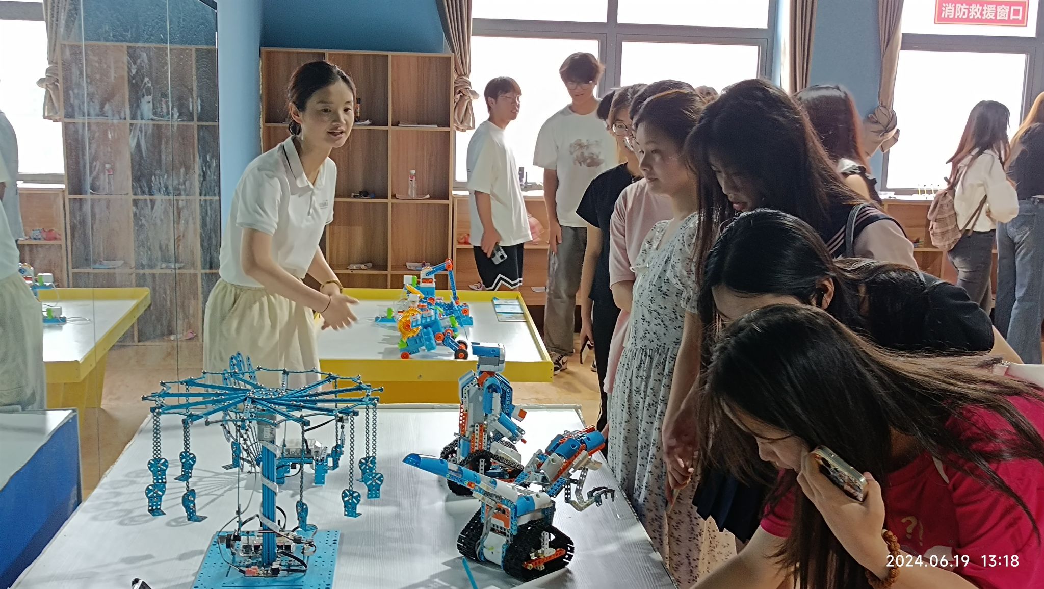 校际互学共研思数智育人启新程——四川省达州市第一中学教师代表团莅临陕西省西安中学参观交流(图1)